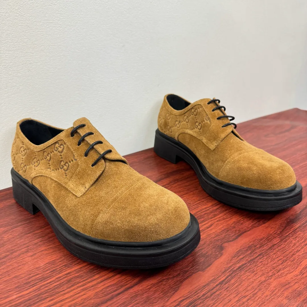 Batch 800 Gucci/Gucci new men's lace-up shoes with GG details, suede leather derby shoes! Rooted in the brand's heritage, these men's lace-up shoes are crafted from suede calfskin and embellished with GG-print embossed suede details in homage to Gucci's iconic monogram. The rubber sole decorated with GG pattern adds a touch of modern fashion to this design. Typical three-joint style design. European and American classic version, full calfskin lining. The overall upper texture is soft and the lining is comfortable and breathable. 2CM thickened soft rubber sole, easy to control. Versatile and stylish upper foot, multiple colors available to meet different matching needs, complete package! Size: 39-40-41-42-43-44 leather shoe size (38.45 can be customized) Item number: 7826Z suede brown